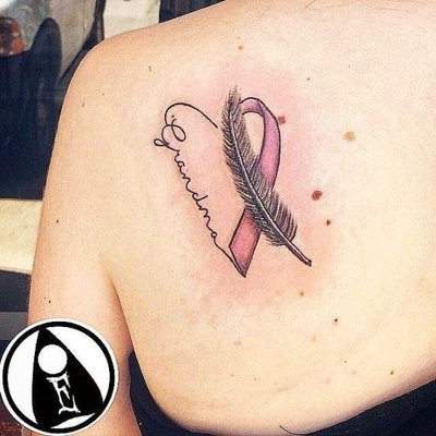Tatouage plume en forme de cœur cancer du sein